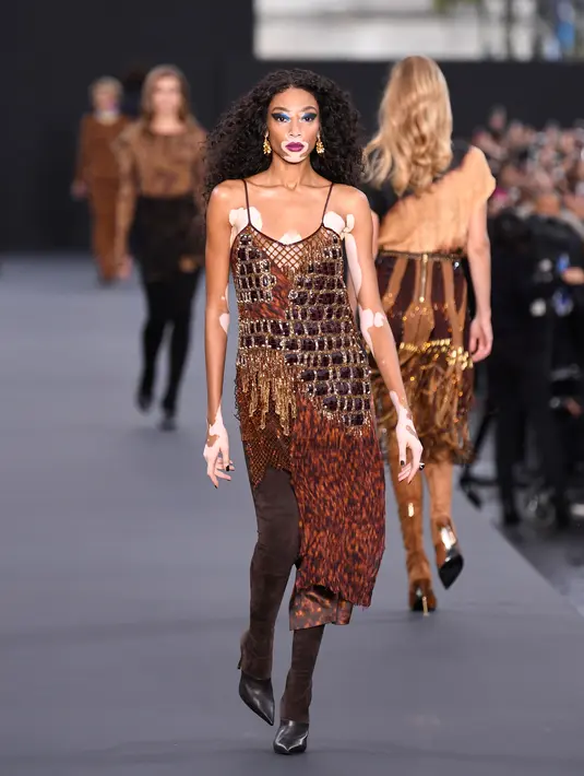 Winnie Harlow melenggang di catwalk Paris Fashion Week ketika menjadi model untuk koleksi Spring/Summer 2018 L'Oreal, Minggu (1/10). Wanita bernama lengkap Chantelle Brown-Young alias Winnie Harlow ini adalah keturunan Jamaika. (CHRISTOPHE SIMON/AFP)