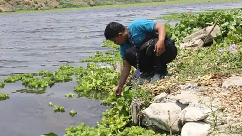 Sungai Bengawan Solo tercemar limbah tekstil, ada dari alkohol ciu, batik, dan limbah ternak babi. (Liputan6.com/Ahmad Adirin)