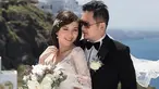 Olivia Jensen dan suami, nampak romantis saat melakukan sesi pemotretan dengan latar belakang pemandangan laut dan bukit Santorini yang indah. (menaralighthouse.com)