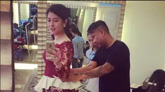 Foto Dian Sastro saat melakukan selfie beberapa waktu yang lalu menuai perbincangan di dunia maya.Persoalannya,pemeran Cinta dalam film Ada Apa Dengan Cinta itu,terlihat sedang mendatangi sebuah acara yang digelar sebuah perusahaan telepon selular