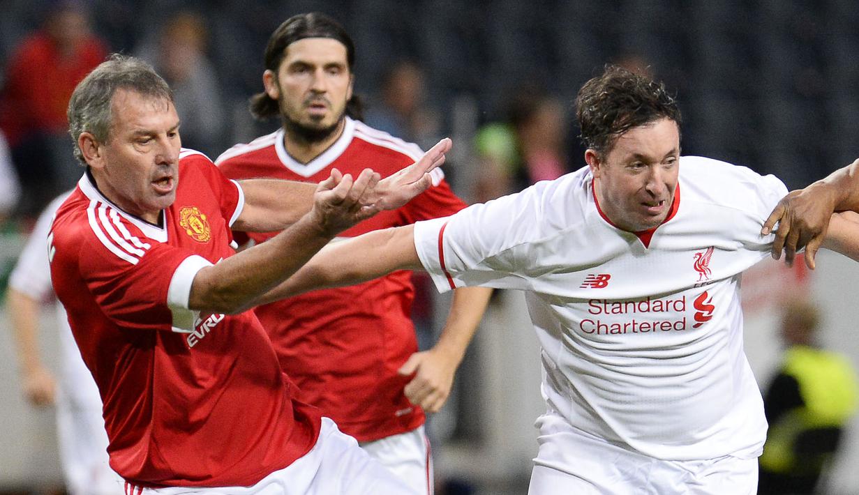 Bryan Robson (kiri) merupakan gelandang produktif andalan Manchaster United. Robson melesatkan gol kemenangan MU saat usia 37 tahun 3 bulan 2 hari. Kala itu Setan Merah sukses menggasak Oldham Athletic di ajang Piala FA 1993/1994 dengan skor 4-1. (AFP/Jonathan Nsackstrand)