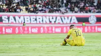 Renan Silva tertunduk lesu setelah Persik dikalahkan Persis 2-1. (Bola.com/Gatot Sumitro)