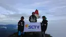 Tim ekspedisi 7 Summits Indonesia in 100 Days saat berada di Puncak Kerinci. (15/11). Gunung Kerinci merupakan puncak tertinggi di Pulau Sumatera dengan ketinggian 3.805 m dpl. (Dok. Tim Ekspedisi 7 Summits Indonesia in 100 Days)