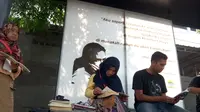 Baca buku gratis membuat penantian angkot oleh para penumpang tak lagi terlalu membosankan. (Liputan6.com/Huyogo Simbolon)