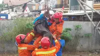 Agustinus saat dievakuasi turun dari menara Sutet di Jalan Yos Sudarso, Jakarta Utara, Selasa (22/8/2017). (Liputan6.com/Moch Harun Syah)