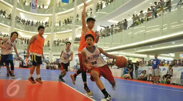 Peserta National Training Camp Jr.NBA Indonesia 2015 mengikuti pelatihan di Jakarta, Minggu (30/8/2015). Kegiatan tersebut untuk mempopulerkan olahraga basket di Indonesia yang merupakan bagian dari Jr.NBA Cares. (Liputan6.com/Herman Zakharia)