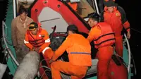 Tim penyelamat kembali ke pelabuhan usai pencarian korban hilang KM Sinar Bangun yang tenggelam di Danau Toba, Sumatera Utara, Senin (18/6). Cuaca buruk memaksa tim penyelamat sempat menunda pencarian. (AFP Photo/Lazuardy Fahmi)