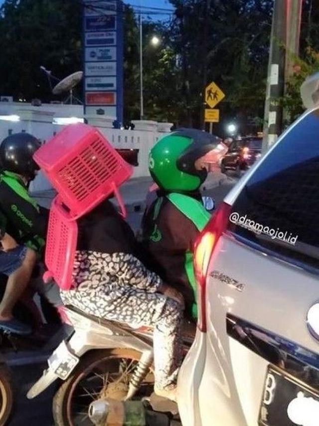 6 Aksi Emak-Emak Pakai Benda Pengganti Helm Ini Nyeleneh, Kocak