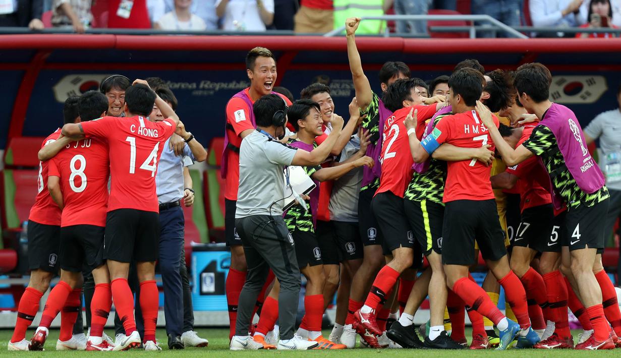 Pelatih Korea Selatan, Shin Tae-yong, merayakan kemenangan bersama anak asuhnya usai menaklukkan Jerman pada laga Piala Dunia di Kazan Arena, Rusia (27/6/2018). Jerman takluk 0-2 dari Korea Selatan. (AFP/Roman Kruchinin)