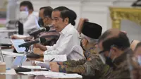 Presiden Jokowi memimpin RapatTerbatas mengenai Rencana Pengadaan dan Pelaksanaan Vaksinasi COVID-19 di Istana Merdeka, Jakarta, Senin (26/10/2020). (Sekretariat Kabinet RI)