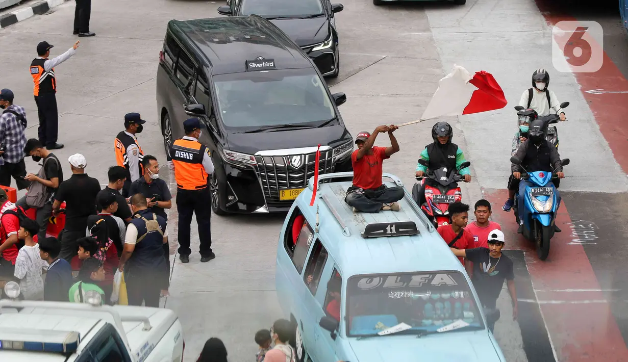 Kontingen Indonesia mengikuti Kirab Juara setelah selesai mengikuti perhelatan SEA Games 2023. (Liputan6.com/Herman Zakharia)
