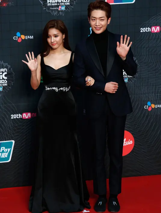 Aktris Korea Selatan Kim So - eun berpose bersama aktor Seo Kang - joon di karpet merah Mnet Asian Music Awards (MAMA) 2015 di Hong Kong, Rabu (2/12). (REUTERS/Bobby Yip)