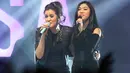 Dua penyanyi solo wanita Raisa dan Isyana Sarasvati berduet dalam meluncurkan single. Rabu (5/4) malam, keduanya menggelar showcase demi menghibur para penggemar keduanya, YouRaisa dan Isyanation. (Deki Prayoga/Bintang.com)