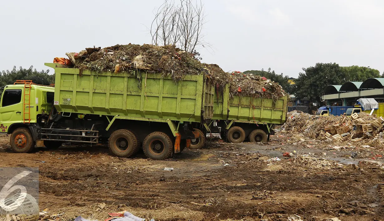 Truk pengangkut saat mengangkut sampah di Pasar Induk Kramat Jati, Kamis (5/11/2015). Dikutip laman Beritajakarta, tumpukan sampah di Pasar Induk Kramat Jati dalam sehari bisa mencapai 190 ton sampah atau sekitar 10 tronton. (Liputan6.com/Yoppy Renato)