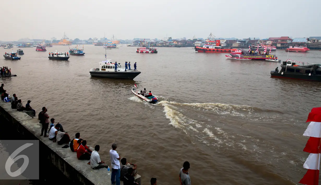 Antusias warga Pontianak saat menyaksikan Karnaval Air di Sungai Kapuas , Kalimantan Barat, Sabtu (22/8/2015). Rencananya sungai Kapuas akan menjadi kawasan waterfront City di Indonesia. (Liputan6.com/Faizal Fanani)