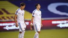 Pemain Uruguay, Luis Suarez dan Darwin Nunez, tampak lesu usai ditaklukkan Ekuador pada laga kualifikasi Piala Dunia 2022 di Stadion Casa Blanca, Rabu (14/10/2020). Ekuador menang dengan skor 4-2. (Rodrigo Buendia/Pool via AP)