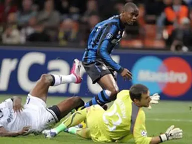 Striker Inter Milan Samuel Eto'o melewati hadangan kiper Spurs Carlo Cudicini dan bek William Gallas ketika kedua kesebelasan berhadapan dalam ajang Liga Champions di Giuseppe Meazza, Milan, 20 Oktober 2010. AFP PHOTO/GIUSEPPE CACACE