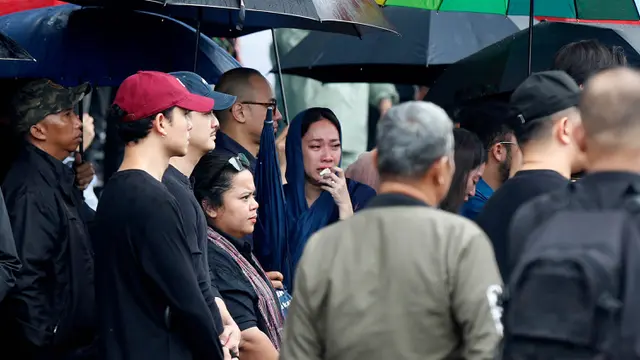 Nuansa Biru dan Gerimis Hujan Iringi Pemakaman Vidi Aldiano