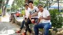 Para penggawa Garuda Muda bersantai sejenak usai melaksanakan ibadah salat Jumat di Masjid Sultan, Bugis, Singapura (5/6/2015). Ilham Udin Armayin, Agung Prasetyo, dan M Abduh Lestaluhu berfoto di salah satu sudut jalan. (Liputan6.com/Helmi Fithriansyah)
