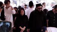 Pemakaman ibunda Kikan Cokelat (Liputan6.com - M Altaf Jauhar)