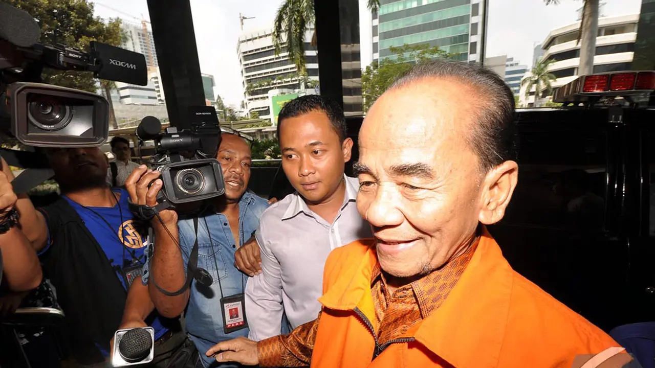 Senyum Tipis Annas Maamun Saat Kembali Diperiksa KPK
