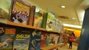 <p>Pembeli memilih buku pelajaran di sebuah toko buku di Jakarta, (12/7). Menjelang dimulainya tahun ajaran baru 2016/2017 penjualan buku materi pelajaran dan buku tulis di toko buku mengalami peningkatan sekitar 50 persen. (Liputan6.com/Gempur M Surya)</p>