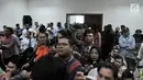 Kerabat terdakwa Hercules Rosario Marshal saat menghadiri sidang perdana di PN Jakarta Barat, Rabu (16/1). Sebanyak 150 personel polisi dikerahkan untuk mengamankan sidang. (Merdeka.com/Iqbal Nugroho)