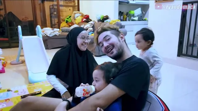 7 Momen Kebersamaan Donny Michael dan Aryani saat Sahur Bersama Buah Hati