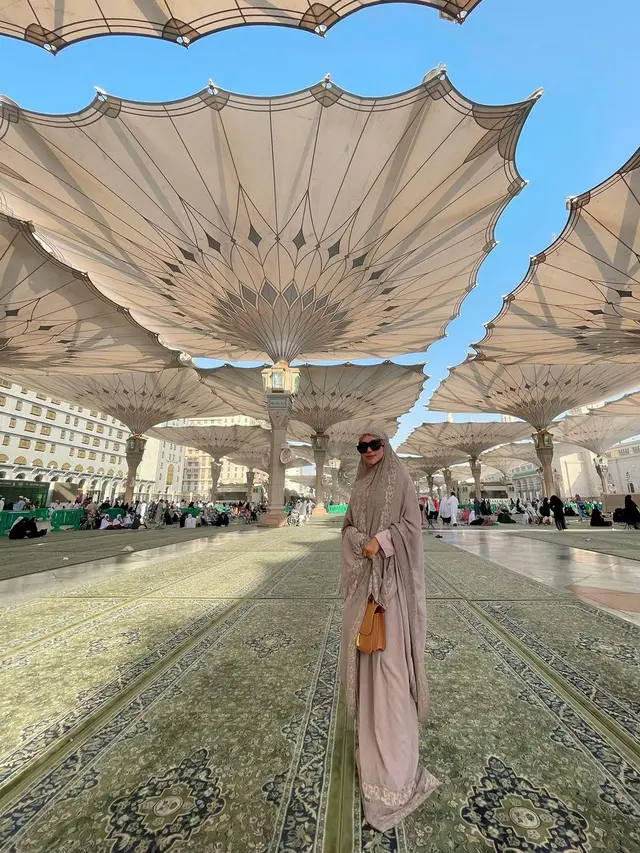 6 Potret Bebizie Tampil Berhijab Saat Umrah, Sempat Bertemu Lesti Kejora