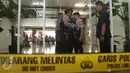 Petugas dari Polda Metro Jaya memasang garis polisi di lokasi ledakan di kantin Mal Alam Sutera, Tangerang, Banten, Rabu (28/10). Polda Metro Jaya memastikan sumber ledakan itu adalah bom rakitan dan berdaya ledak rendah. (Liputan6.com/Herman Zakharia)