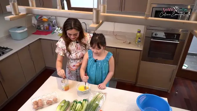 Potret dapur rumah Celine Evangelista (Sumber: YouTube/Celine Evangelista)