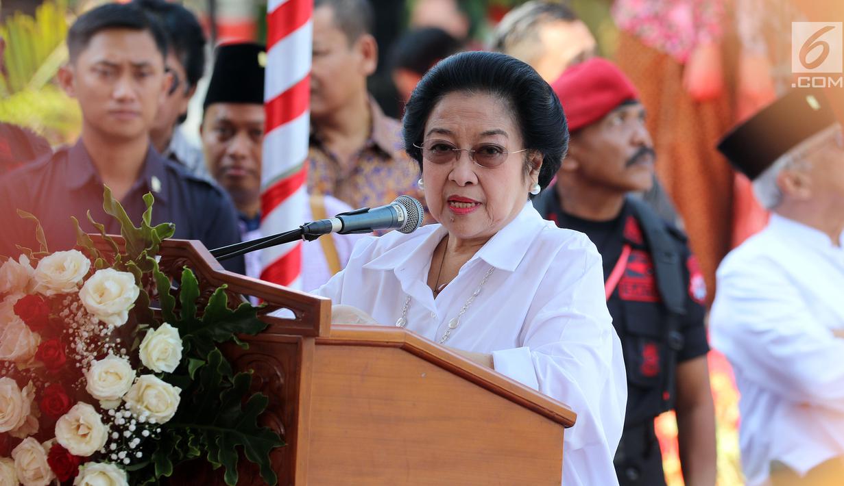 Ketum PDIP Megawati Soekarnoputri memberikan sambutan pada peresmian Patung Proklamator RI Soekarno "Putra Sang Fajar" di Kota Blitar, Selasa (6/6). Patung perunggu itu memiliki ketinggian sembilan meter dengan berat lima ton. (Liputan6.com/Johan Tallo)