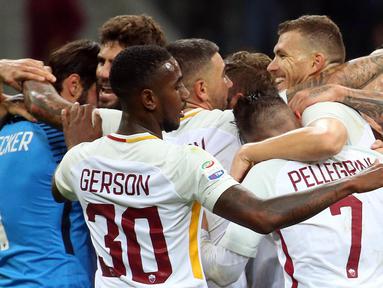 Para pemain AS Roma merayakan kemenangan atas AC Milan pada laga Serie A Italia di Stadion San Siro, Milan, Minggu (1/10/2017). Milan kalah 0-2 dari Roma. (AP/Matteo Bazzi)