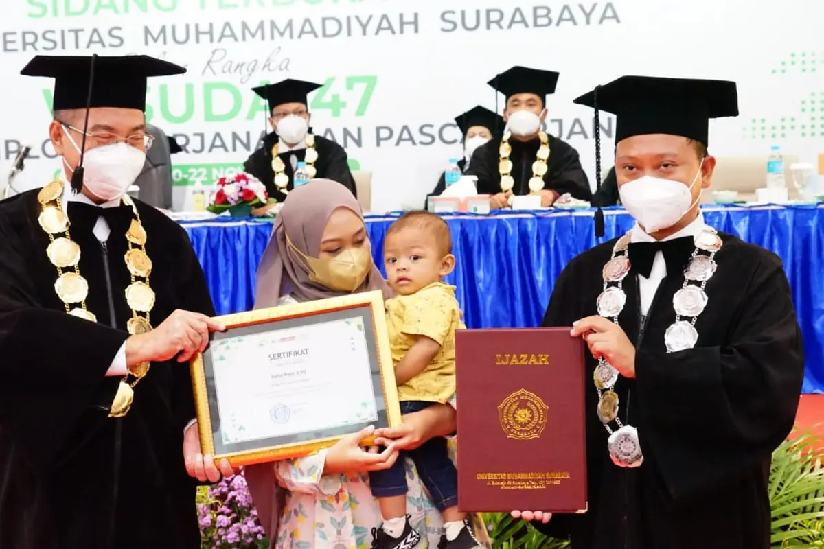 Desta hadir menggantikan sang ayah, Syaiful Rizal (31) yang meninggal dunia tepat 9 hari setelah sidang skripsi dan dinyatakan lulus. (Dian Kurniawan/Liputan6.com)