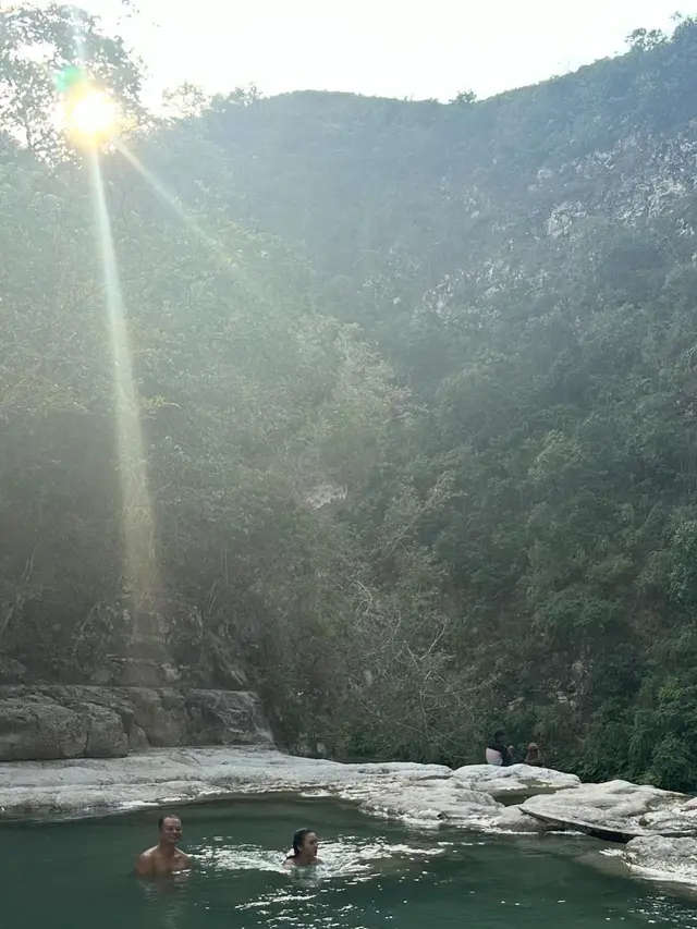 Raline Shah di air terjun (Instagram/ralineshah)