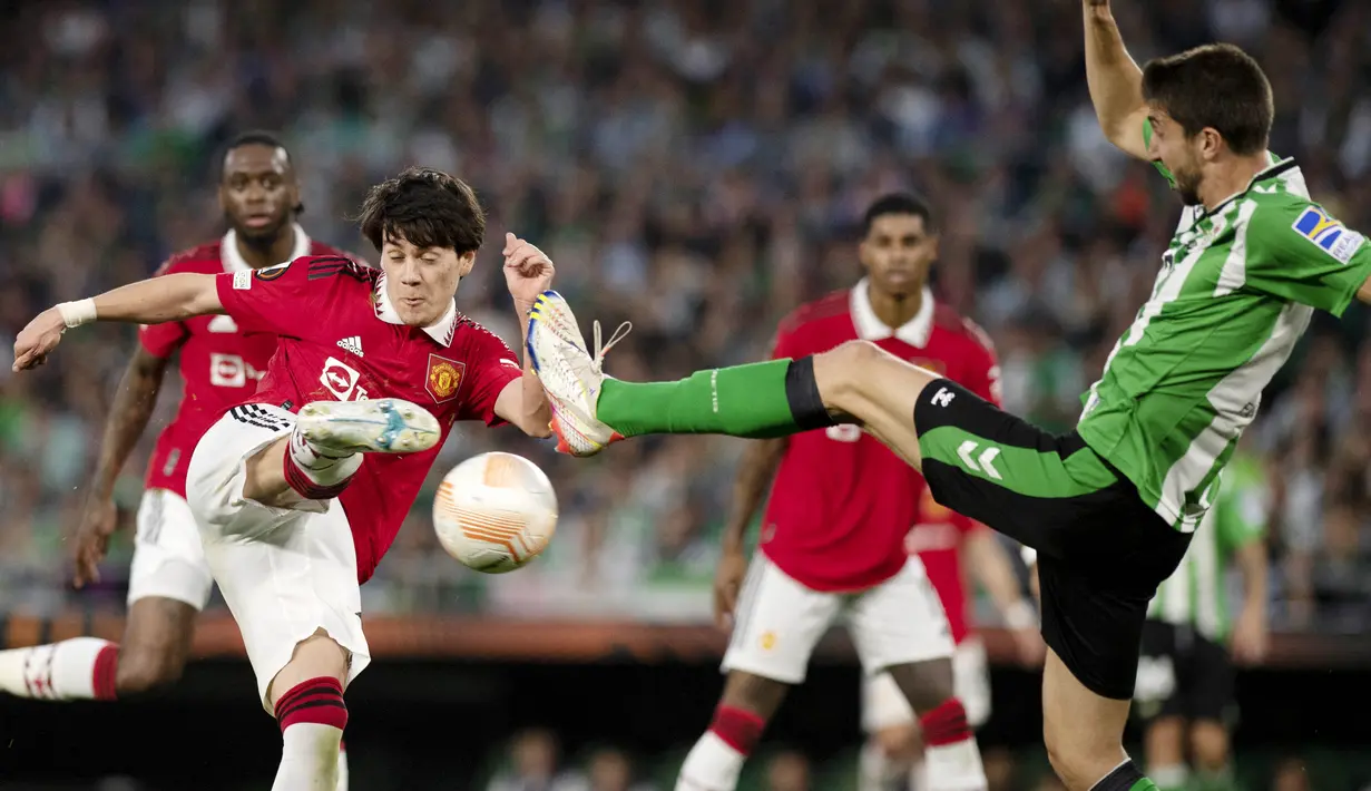 Pemain Manchester United, Edgar Gonzalez, melepaskan tendangan saat melawan Real Betis pada leg kedua babak 16 besar Liga Europa di Stadion Benito Villamarin, Jumat (17/3/2023). (AFP/Jorge Guerrero)
