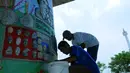 salah satu dari peserta terlihat melukis dengan sterefoam, Jakarta, Sabtu (30/8/14). (Liputan6.com/Faisal R Syam) 