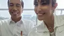 Ayu Dewi serasi dengan Jokowi mengenakan pakaian serba putih. [Instagtam/@mrsayudewi]