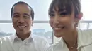 Ayu Dewi serasi dengan Jokowi mengenakan pakaian serba putih. [Instagtam/@mrsayudewi]