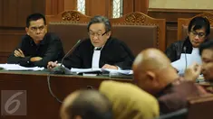 Terdakwa kasus suap pembahasan Raperda Reklamasi, Mohamad Sanusi (kiri) saat menyimak pernyataan saksi dalam sidang lanjutan di Pengadilan Tipikor, Jakarta, Senin (17/10). Sidang menghadirkan enam orang saksi. (Liputan6.com/Helmi Fithriansyah)
