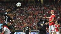 Striker Manchester United, Marcus Rashford, melepaskan tandukan kepala saat pertandingan melawan Benfica pada laga Liga Champions di Stadion Luz, Kamis (19/10/2017). Manchester United menang 1-0 atas Benfica. (AFP/Fransisco Leong)