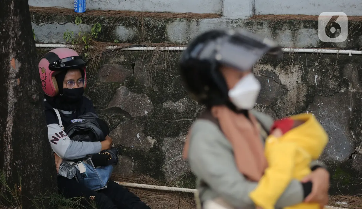 <p>Sejumlah pemudik yang menggunakan sepedah motor beristirahat di pelabuhan Merak, Banten, Sabtu (30/4/2022). Pemudik memanfaatkan kemacetan panjang untuk beristirahat sebelum menyebrang dengan kapal roro. (Liputan6.com/Angga Yuniar)</p>