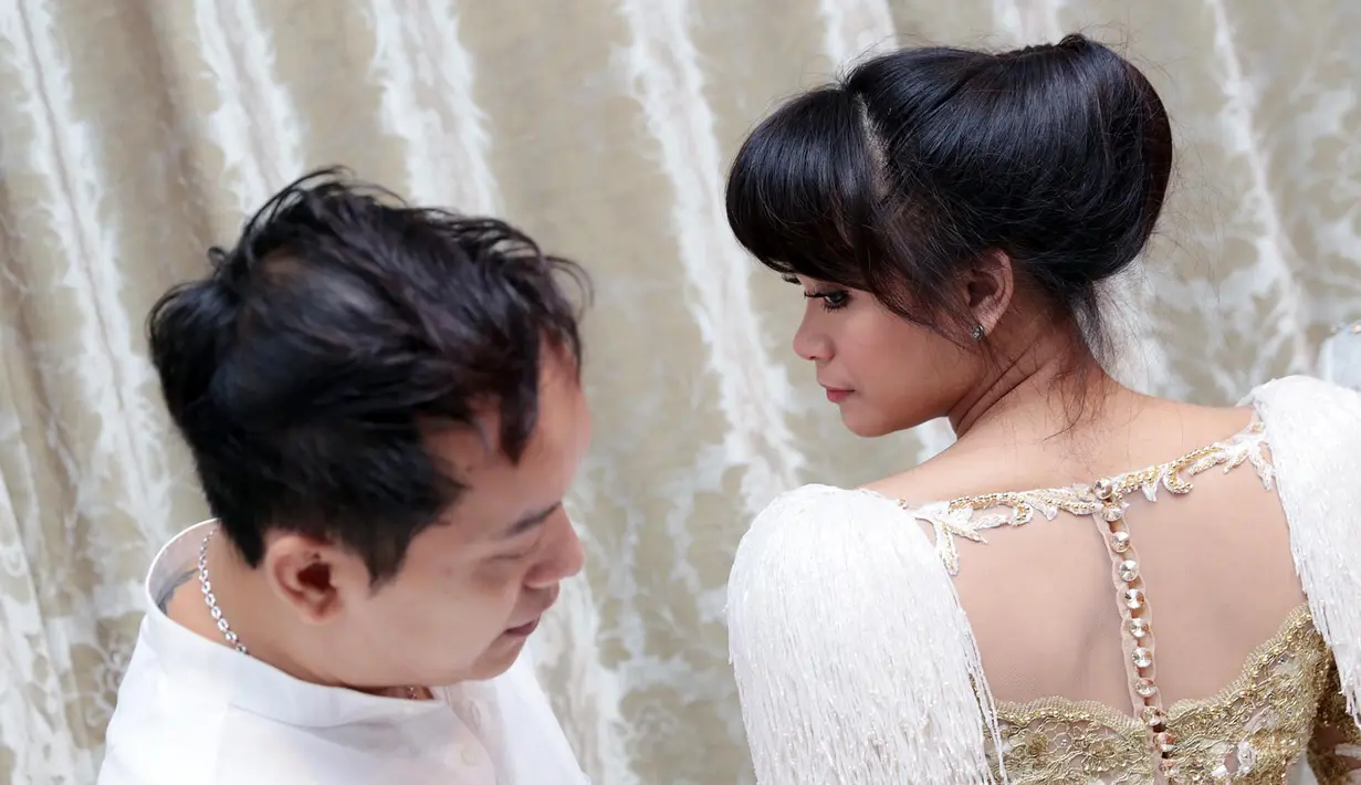 "Ini ribuan kristal yang kecil 4.000-an total semua 6.000. Belum mutiara, payet dan tetek bengeknya lah. Ini kristal untuk kedua baju pengantin ya," ungkap Hengky Kawilarang perancang busana di kawasan Tebet, Kamis (3/8). (Deki Prayoga/Bintang.com)