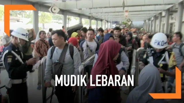 Memasuki H-7 Idul Fitri, Stasiun Senen mulai dipadati pemudik. Hingga pukul 8 pagi tercatat jumlah penumpang mencapai 24.429 orang.