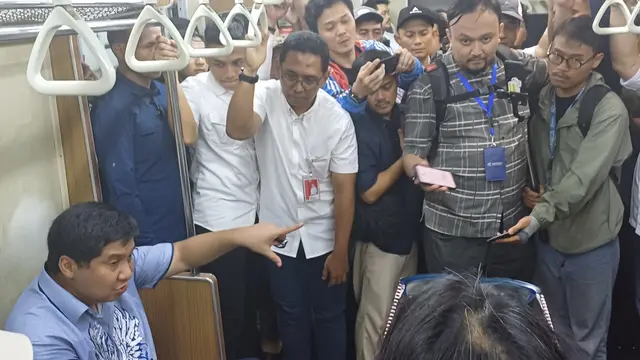 Menteri Perumahan dan Kawasan Permukiman (PKP), Maruarar Sirait dan Menteri BUMN, Erick Thohir naik KRL Commuter Line Jabodetabek, Rabu (27/11/2024). (Foto: Liputan6.com/Maulandy R)