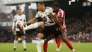 Striker Fulham, Carlos Vinicius (kiri) menguasai bola dibayangi bek Sunderland, Aji Alese pada laga putaran keempat Piala FA 2022/2023 di Craven Cottage, London (28/1/2023). Carlos Vinicius dilepas ke Fulham pada awal musim 2022/2023 dengan nilai transfer 5 juta euro atau kini setara Rp83 miliar setelah membela Benfica selama 3 musim sejak awal musim 2019/2020. Dalam dua musim terakhirnya, ia dipinjamkan Benfica ke Tottenham Hotspur dan PSV Eindhoven. (AFP/Adrian Dennis)