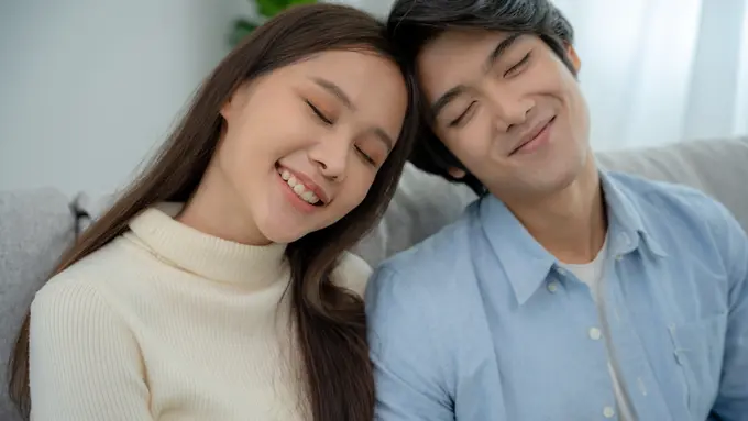 perempuan dan pasangan cinta makin besar