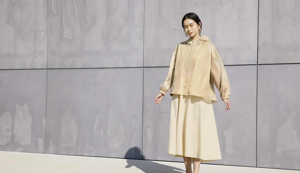 <p>Belakangan cuaca menjadi sangat tidak menentu sehingga membuat bingung ingin mengenakan outfit yang seperti apa. Sebagai alternatif, kamu bisa memadukan jaket parka nylon dari UNIQLO X Theory yang memiliki warna beige yang cantik. Jaket parka ini tetap bisa membuatmu tampil feminin jika dipadukan dengan Gaun Panjang Flare Ultra Stretch Tanpa Lengan.</p>