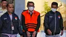 Bupati Kepulauan Meranti, Riau periode 2021 s/d 2024 Muhammad Adil (tengah) digiring petugas usai menjalani pemeriksaan terkait Operasi Tangkap Tangan (OTT) di Gedung Merah Putih Komisi Pemberantasan Korupsi (KPK), Jakarta, Jumat (7/4/2023) malam. (Liputan6.com/Angga Yuniar)