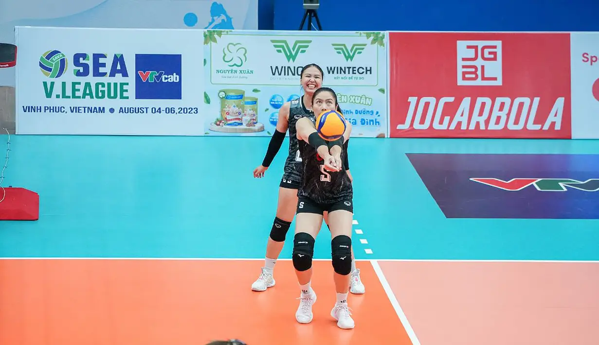<p>Pemain Timnas bola voli putri Thailand, Nuekjang Thatdao berusaha mengumpan bola kepada rekannya saat menghadapi Indonesia pada laga putaran pertama SEA V League 2023 di Vinh Phuc Gymnasium, Hanoi, Vietnam, Jumat (4/8/2023). Thailand menang 3-0 (26-24, 26-24, 25-20) atas Indonesia. (Dok. SEA V League 2023)</p>
<p>&nbsp;</p>